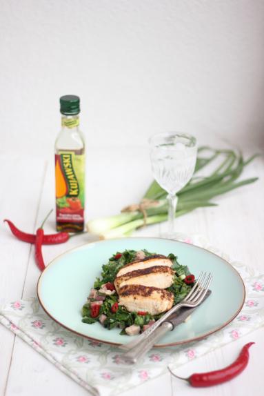 Zdjęcie - Kurczak z duszonym jarmużem - Przepisy kulinarne ze zdjęciami