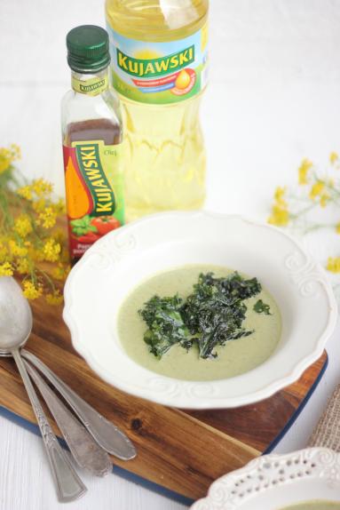 Zdjęcie - Zupa z jarmużu i pieczonego kalafiora z chipsami z
jarmużu - Przepisy kulinarne ze zdjęciami