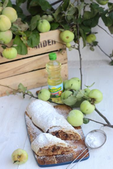Zdjęcie - Strudel z jabłkami i orzechami - Przepisy kulinarne ze zdjęciami