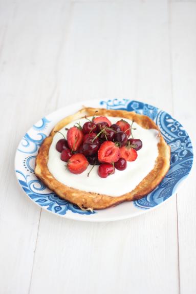 Zdjęcie - Omlet biszkoptowy z owocami i jogurtem - Przepisy kulinarne ze zdjęciami