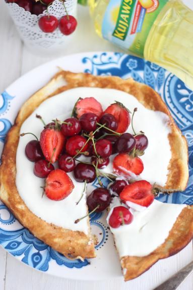 Zdjęcie - Omlet biszkoptowy z owocami i jogurtem - Przepisy kulinarne ze zdjęciami