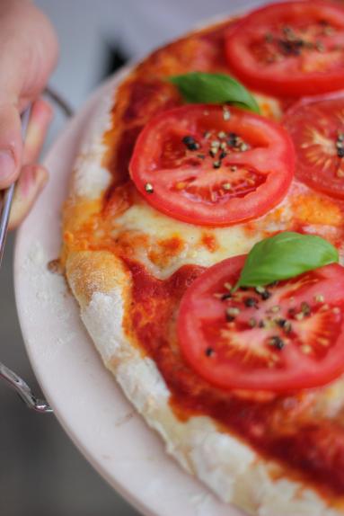 Zdjęcie - Pizza Caprese - z pomidorami i mozzarellą - Przepisy kulinarne ze zdjęciami