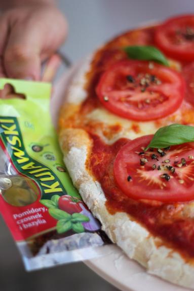 Zdjęcie - Pizza Caprese - z pomidorami i mozzarellą - Przepisy kulinarne ze zdjęciami