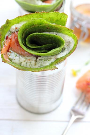 Zdjęcie - Naleśniki ziołowe z marynowanym łososiem - Przepisy kulinarne ze zdjęciami