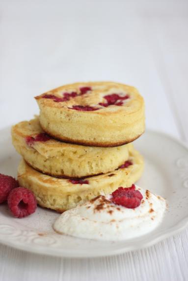 Zdjęcie - Pancakes z malinami i jogurtem - Przepisy kulinarne ze zdjęciami