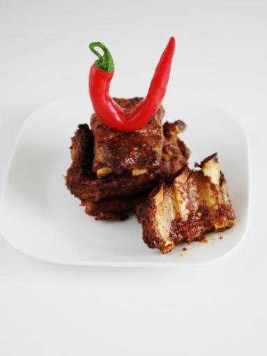 Zdjęcie - Ogniste żeberka wieprzowe z grilla - Przepisy kulinarne ze zdjęciami