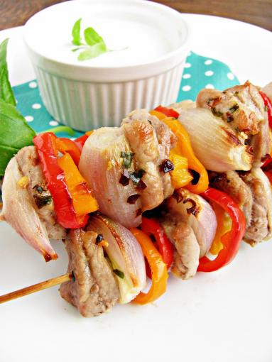 Zdjęcie - Pikantne szaszłyki wieprzowe z szalotką - Przepisy kulinarne ze zdjęciami