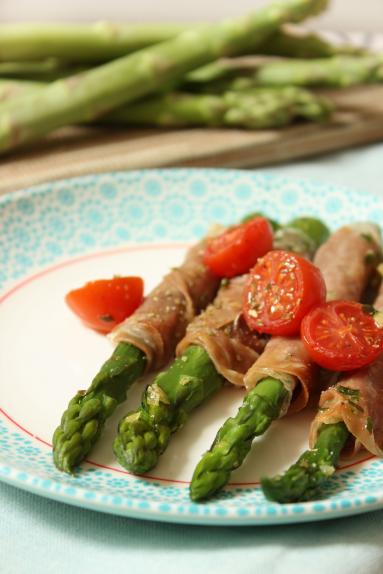 Zdjęcie - Zapiekane szparagi w szynce parmeńskiej - Przepisy kulinarne ze zdjęciami