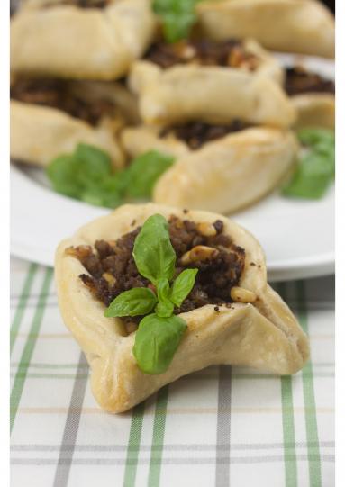 Zdjęcie - Libańskie pierożki drożdżowe z mieloną jagnięciną - Przepisy kulinarne ze zdjęciami