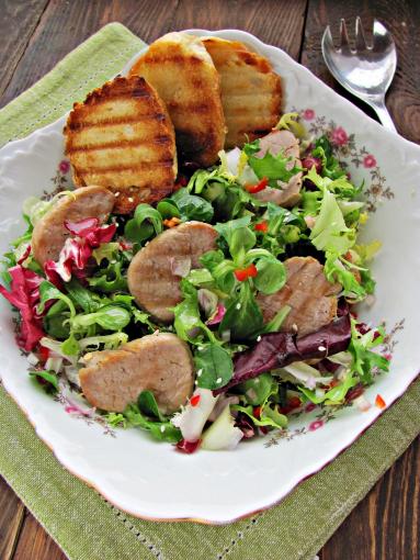 Zdjęcie - Sałatka z plastrami wieprzowiny i czosnkowymi grzankami - Przepisy kulinarne ze zdjęciami