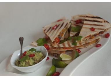 Zdjęcie - Tortilla z kurczakiem i guacamole - Przepisy kulinarne ze zdjęciami