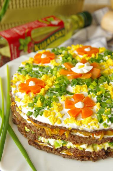 Zdjęcie - Wytrawny tort z wątróbki wołowej przekładany pastą jajeczną i warzywami - Przepisy kulinarne ze zdjęciami