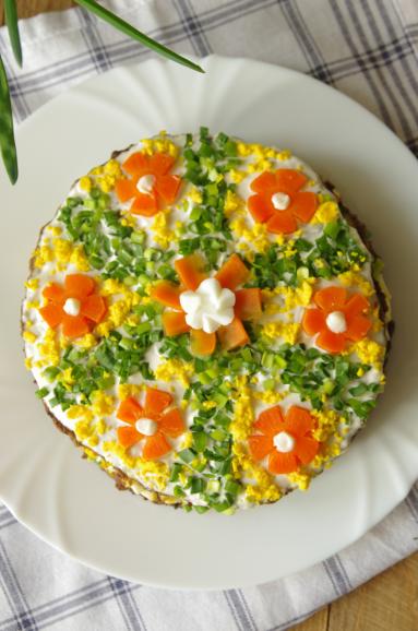 Zdjęcie - Wytrawny tort z wątróbki wołowej przekładany pastą jajeczną i warzywami - Przepisy kulinarne ze zdjęciami
