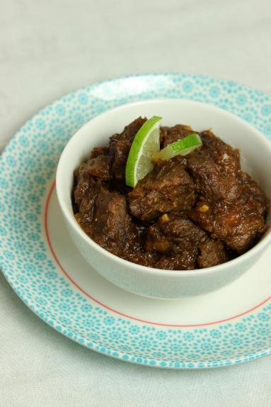 Zdjęcie - Orientalna wołowina z imbirem i daktylami - Przepisy kulinarne ze zdjęciami