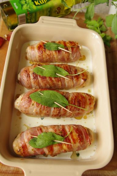 Zdjęcie - Zapiekane roladki z kurczaka w boczku ze śliwką - Przepisy kulinarne ze zdjęciami