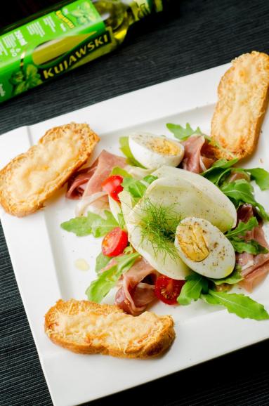 Zdjęcie - Sałatka z dojrzewającą szynką, jajkiem, koprem włoskim i rukolą - Przepisy kulinarne ze zdjęciami
