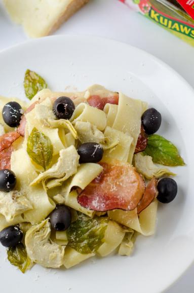 Zdjęcie - Pappardelle z karczochami, szynką parmeńską i oliwkami - Przepisy kulinarne ze zdjęciami