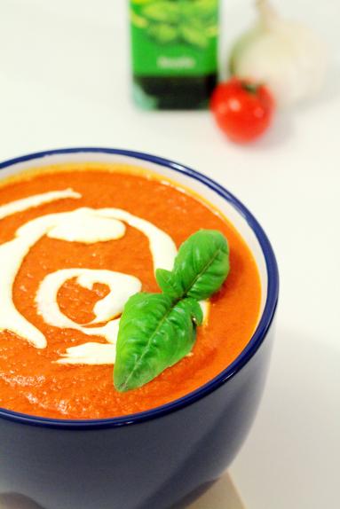 Zdjęcie - Krem z pomidorów z kwaśną śmietaną - Przepisy kulinarne ze zdjęciami