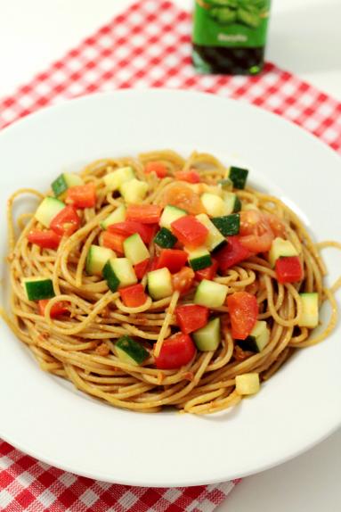 Zdjęcie - Spaghetti z pesto z suszonych pomidorów i warzywami - Przepisy kulinarne ze zdjęciami