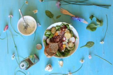 Zdjęcie - Sałatka z boczkiem, jajkiem, młodymi ziemniaczkami i sosem czosnkowo-ziołowym - Przepisy kulinarne ze zdjęciami
