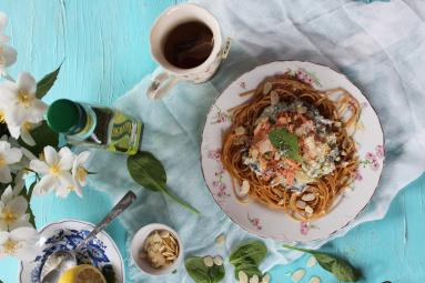 Zdjęcie - Makaron z łososiem, szpinakiem, cytryną, migdałami i koperkiem - Przepisy kulinarne ze zdjęciami