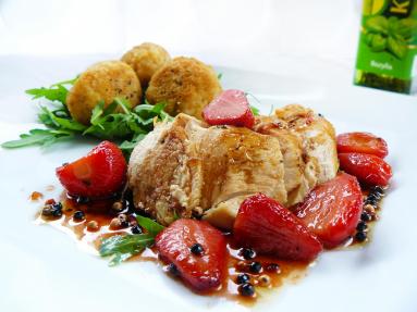 Zdjęcie - Filet z kurczaka z karmelizowanymi truskawkami podany z klopsikami ryżowymi - Przepisy kulinarne ze zdjęciami