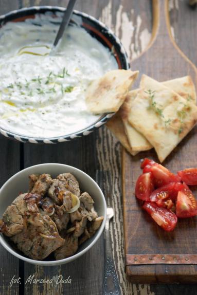 Zdjęcie - Gyros z polędwiczki wieprzowej z pitą i tzatzikami - Przepisy kulinarne ze zdjęciami