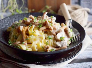 Zdjęcie - Makaron w sosie z wieprzowiną i kurkami / Pork and chanterelle pasta - Przepisy kulinarne ze zdjęciami
