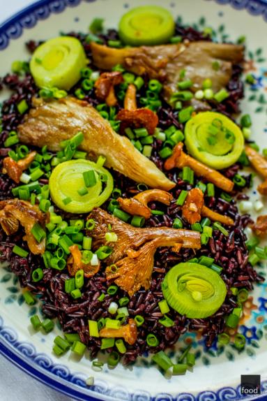 Zdjęcie - Czarny ryż z kurkami, boczniakami i przegrzebkami z pora - Przepisy kulinarne ze zdjęciami