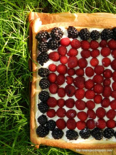 Zdjęcie - Tarta z kremem i owocami  - malinami i jeżynami - Przepisy kulinarne ze zdjęciami