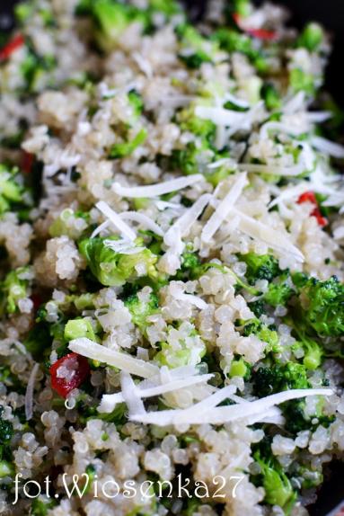 Zdjęcie - Quinoa z brokułem - Przepisy kulinarne ze zdjęciami