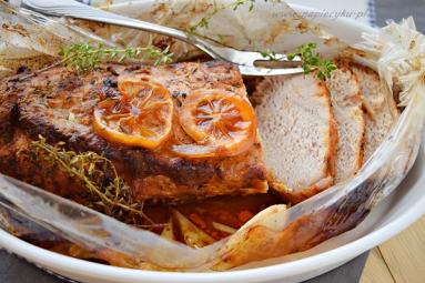 Zdjęcie - Pieczeń ze schabu z miodowo – tymiankowej marynaty - Przepisy kulinarne ze zdjęciami