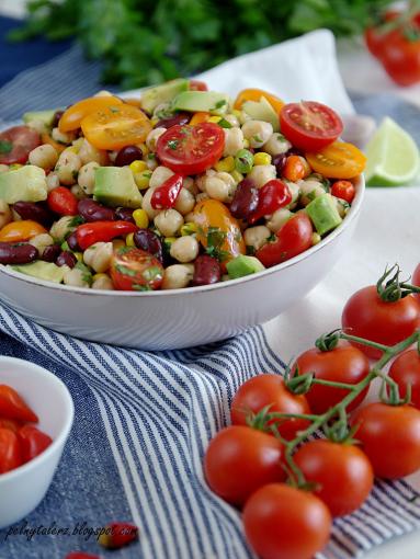Zdjęcie - Sałatka z pomidorkami, ciecierzycą, fasolą i awokado - Przepisy kulinarne ze zdjęciami