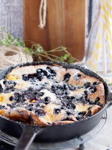 Zdjęcie - Omlet z piekarnika z jagodami i brzoskwiniami / Blueberry peach oven pancake - Przepisy kulinarne ze zdjęciami