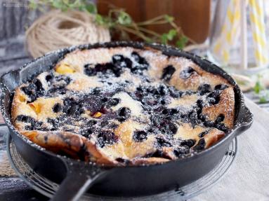 Zdjęcie - Omlet z piekarnika z jagodami i brzoskwiniami / Blueberry peach oven pancake - Przepisy kulinarne ze zdjęciami