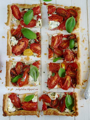 Zdjęcie - Tarta francuska z pomidorami i bazyliowym serkiem - Przepisy kulinarne ze zdjęciami