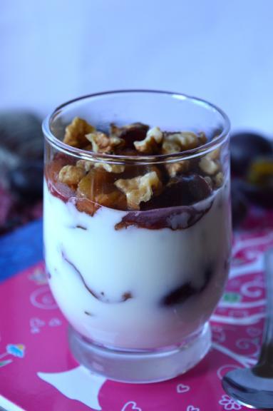 Zdjęcie - Jesienny jogurt z pieczonymi śliwkami i  orzechami - Przepisy kulinarne ze zdjęciami