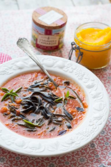 Zdjęcie - Zupa pomidorowa z dynią ( i czarnym makaronem ;) ) - Przepisy kulinarne ze zdjęciami