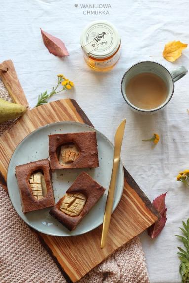Zdjęcie - Korzenne ciasto z połówkami gruszek - Przepisy kulinarne ze zdjęciami