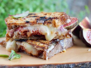 Zdjęcie - Tosty z boczkiem, serem i figami / Fig, bacon and cheese toasts - Przepisy kulinarne ze zdjęciami