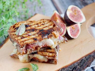 Zdjęcie - Tosty z boczkiem, serem i figami / Fig, bacon and cheese toasts - Przepisy kulinarne ze zdjęciami