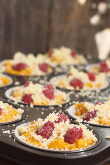 Zdjęcie - Muffiny dyniowe z malinami i kruszonką :) - Przepisy kulinarne ze zdjęciami