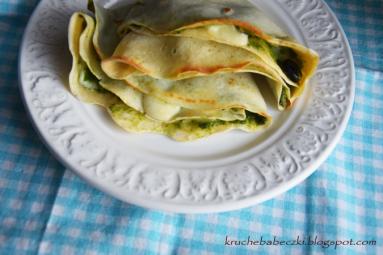 Zdjęcie - Naleśniki zapiekane z pesto z bazylii i rukoli z dodatkiem mozzarelli i oliwek - Przepisy kulinarne ze zdjęciami