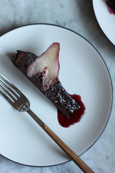Zdjęcie - Ciasto czekoladowe z pijanymi gruszkami - Przepisy kulinarne ze zdjęciami