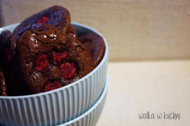 Zdjęcie - obłędnie czekoladowe ciastka z malinami - Przepisy kulinarne ze zdjęciami