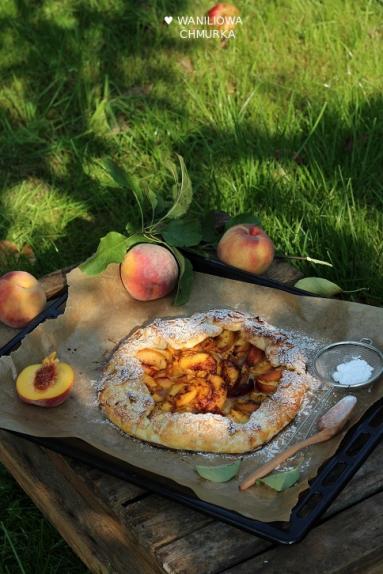 Zdjęcie - Rustykalna pełnoziarnista tarta z brzoskwiniami - Przepisy kulinarne ze zdjęciami