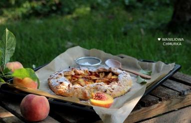 Zdjęcie - Rustykalna pełnoziarnista tarta z brzoskwiniami - Przepisy kulinarne ze zdjęciami