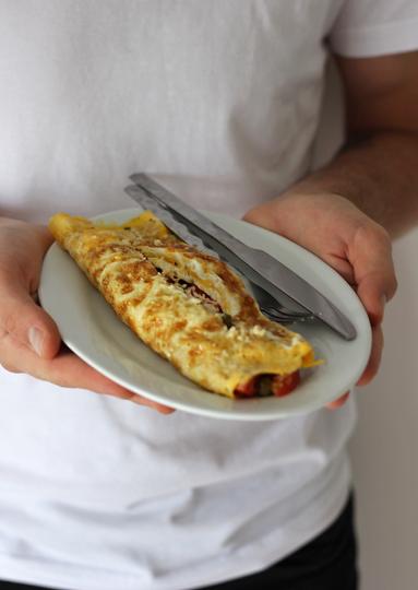 Zdjęcie - Śniadanie do łóżka #222: Omlet francuski z pomidorem, musztardą, kaparami i cheddarem - Przepisy kulinarne ze zdjęciami