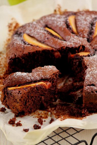 Zdjęcie - Buraczane ciasto czekoladowe z gruszkami - Przepisy kulinarne ze zdjęciami