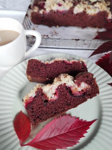 Zdjęcie - Czekoladowe ciasto ze śliwkami i białą kruszonką - Przepisy kulinarne ze zdjęciami